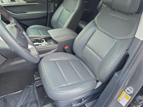 Used 2025 Ford Explorer Active w/ Active Comfort Package AWD/4WD image 16