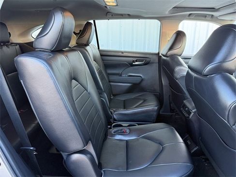 Used 2023 Toyota Highlander XLE image 33