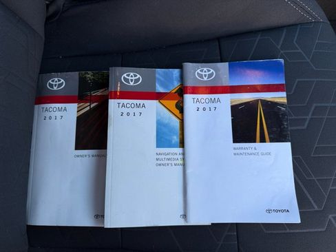 Used 2017 Toyota Tacoma TRD Off-Road image 31