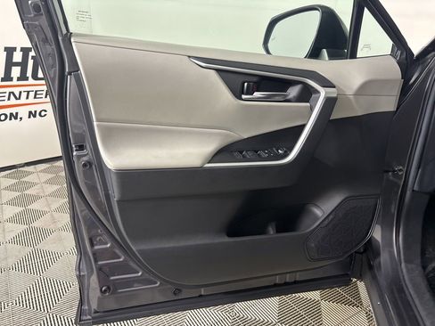 Used 2022 Toyota RAV4 XLE FWD image 7