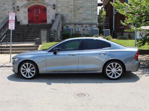 Used 2021 Volvo S60 T5 Momentum image 4
