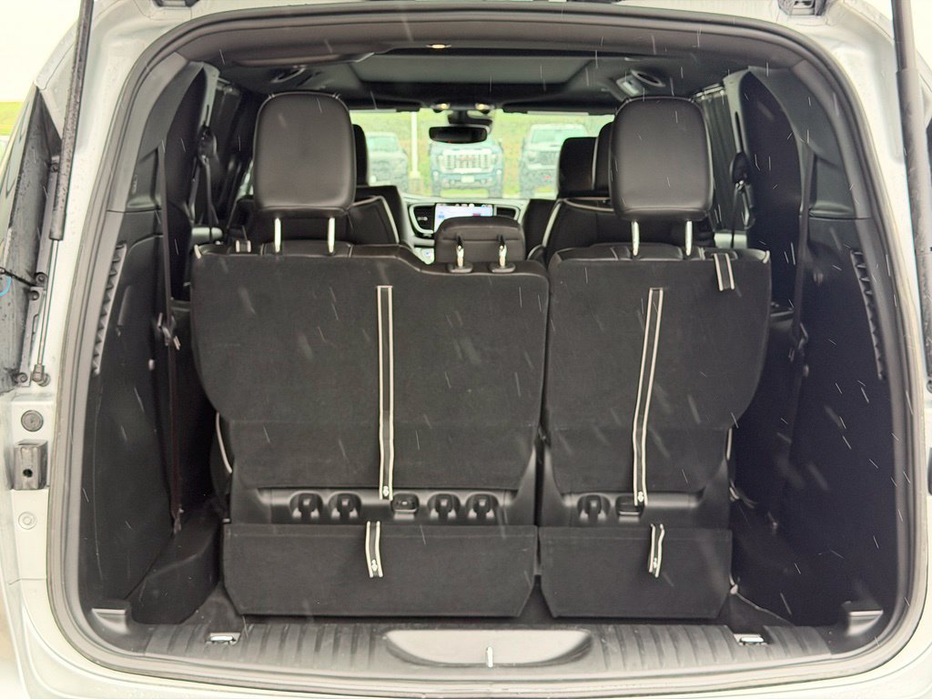 Used 2026 Chrysler Pacifica Limited FWD image 12