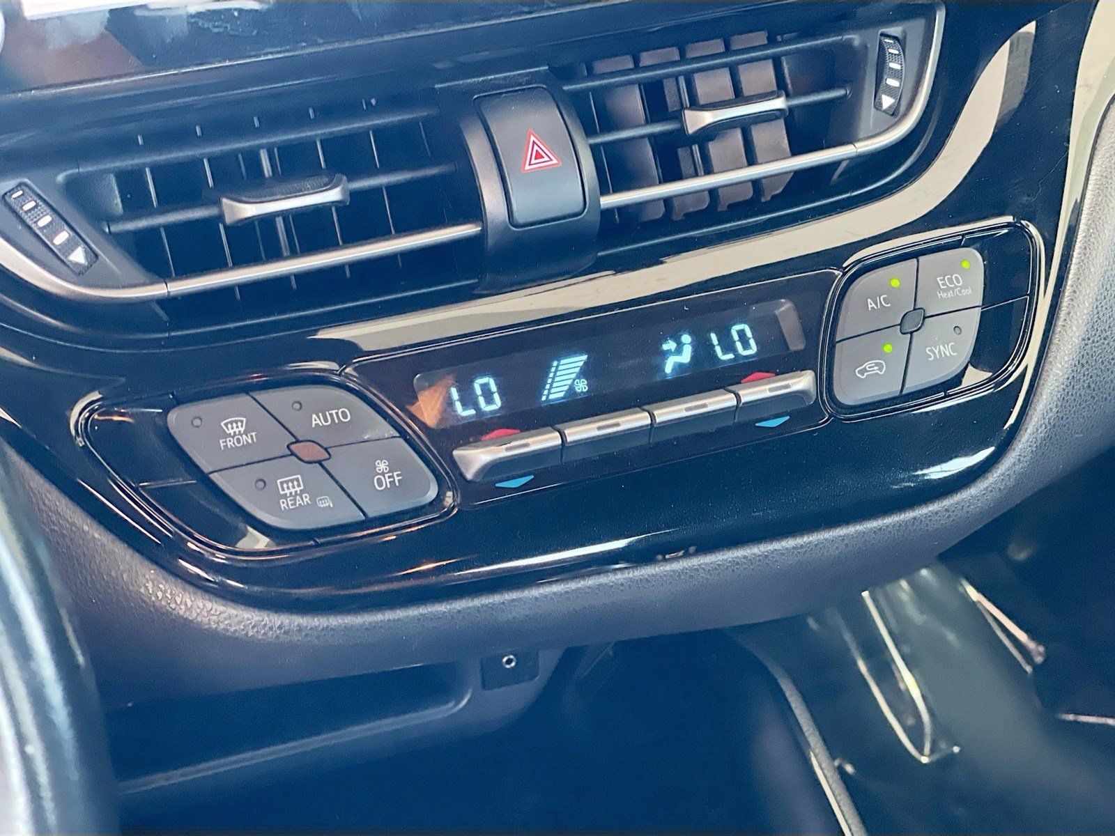 Used 2019 Toyota C-HR XLE FWD image 11