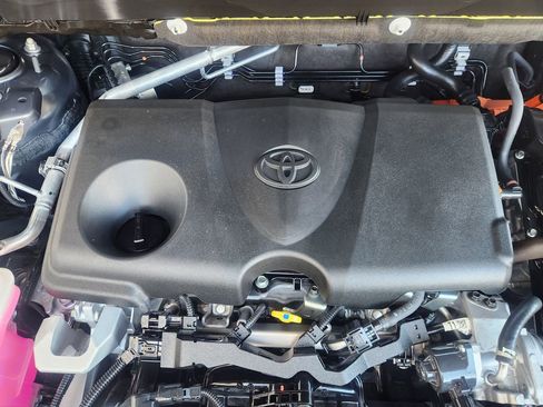 Used 2024 Toyota Venza XLE image 32