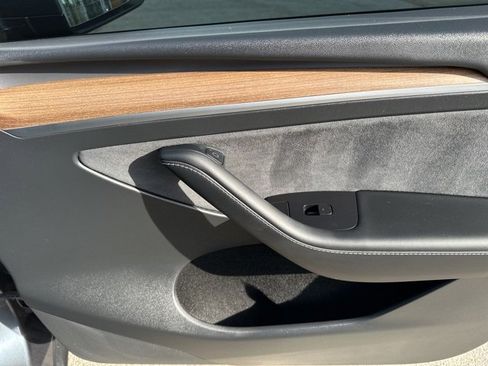 Used 2022 Tesla Model Y Long Range image 12