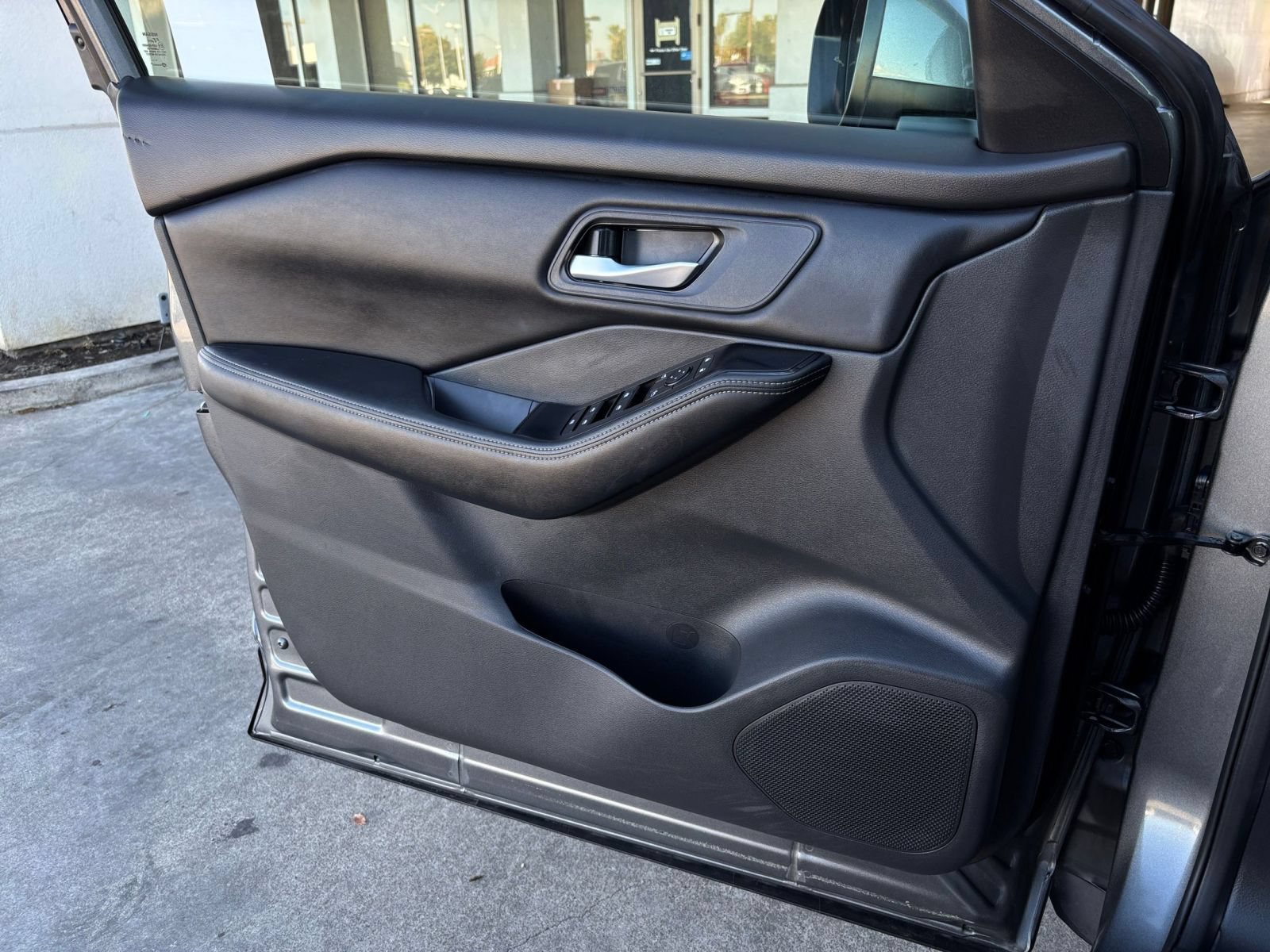 Used 2025 Nissan Rogue SV AWD/4WD image 18