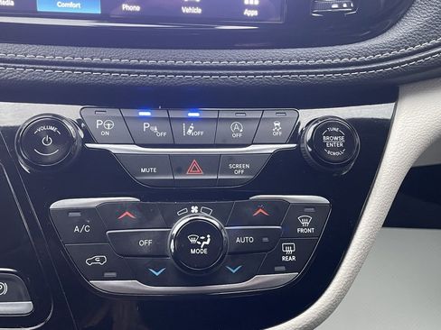 Used 2024 Chrysler Pacifica Touring-L image 38