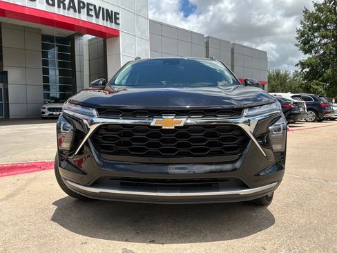 Used 2025 Chevrolet Trax LT FWD image 3