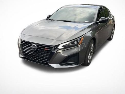 Used 2024 Nissan Altima 2.0 SR FWD image 3