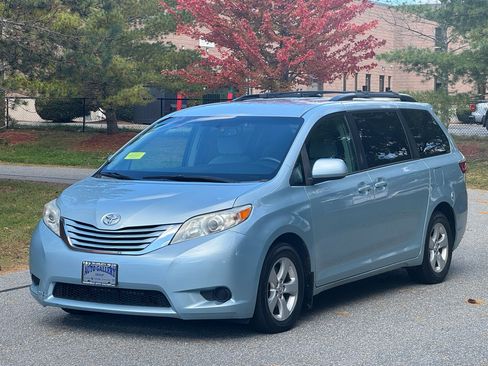Used 2016 Toyota Sienna LE image 3