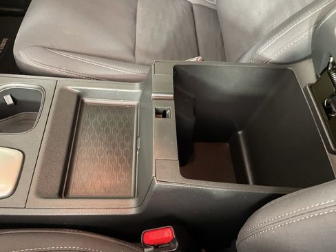 Used 2024 Nissan Frontier SV w/ SV Convenience Package image 32