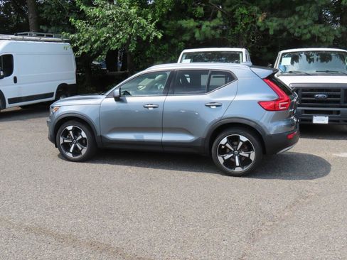 Used 2019 Volvo XC40 T4 Momentum FWD image 3