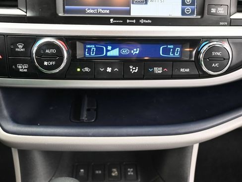 Used 2017 Toyota Highlander XLE AWD/4WD image 17