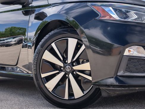 Used 2021 Nissan Altima 2.5 SV image 2