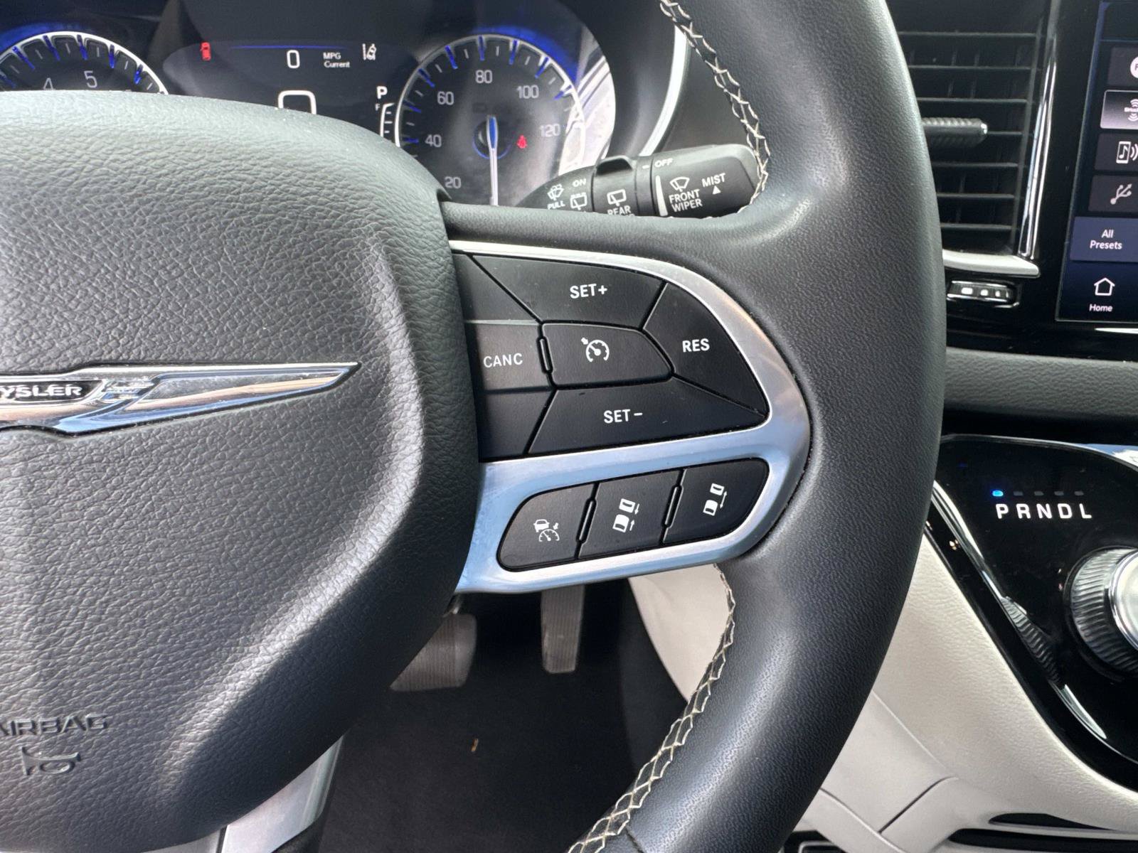 Used 2024 Chrysler Pacifica Touring-L FWD image 24