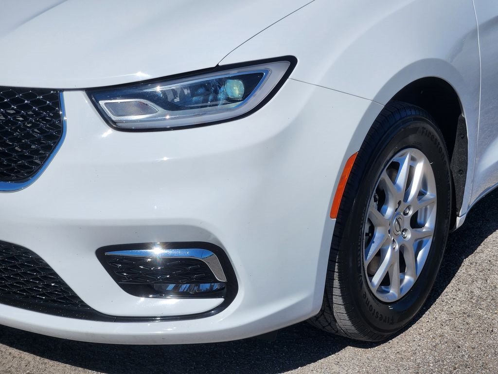 Used 2024 Chrysler Pacifica Touring-L FWD image 10