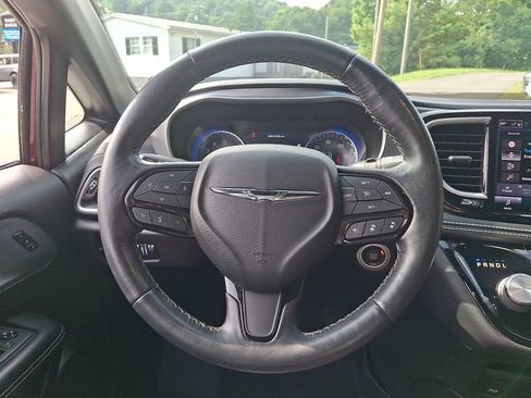 Used 2021 Chrysler Pacifica Touring-L w/ Uconnect Theater Family Group FWD image 19