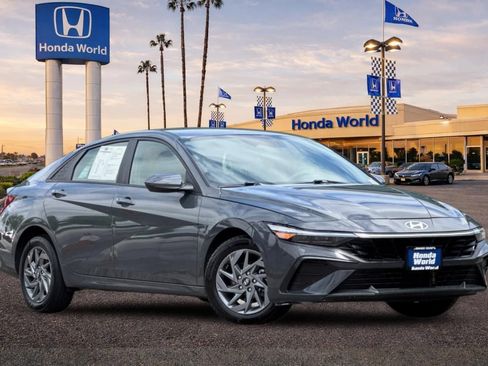 Used 2024 Hyundai Elantra Blue FWD image 2