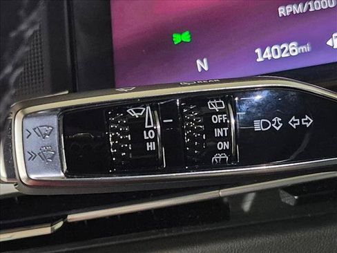 Used 2025 Cadillac Escalade Luxury RWD image 15