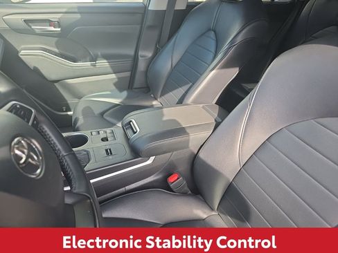 Used 2024 Toyota Highlander XLE image 25