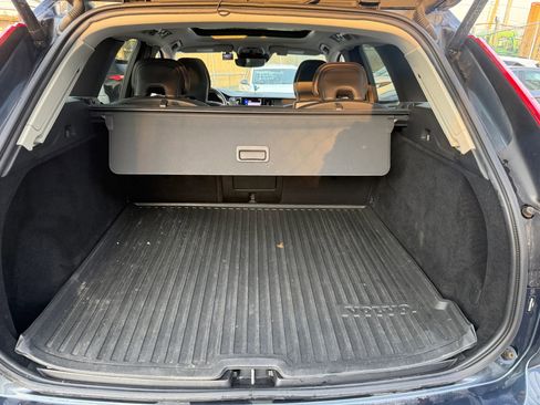 Used 2021 Volvo XC60 T5 Momentum w/ Protection Package AWD/4WD image 6