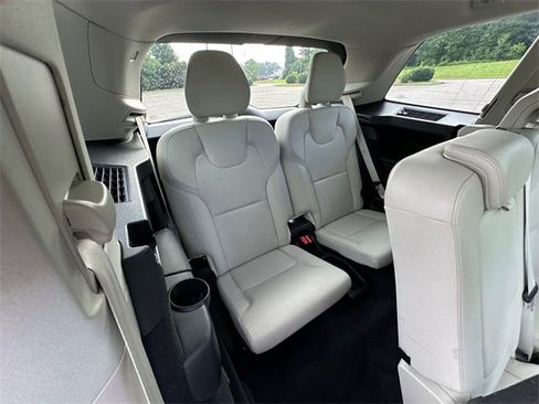 Used 2023 Volvo XC90 B6 Plus image 18