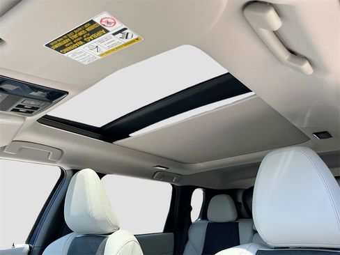 New 2025 Mitsubishi Outlander SE image 21