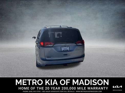 Used 2017 Chrysler Pacifica Touring-L image 6