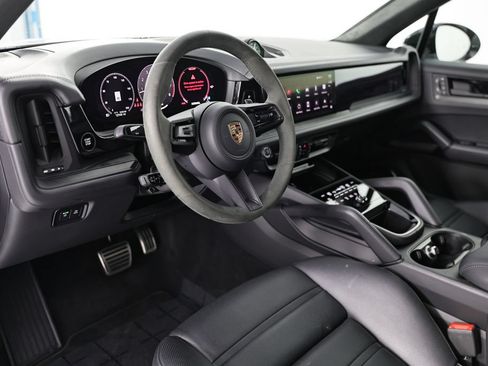 Certified 2025 Porsche Cayenne GTS AWD/4WD image 4