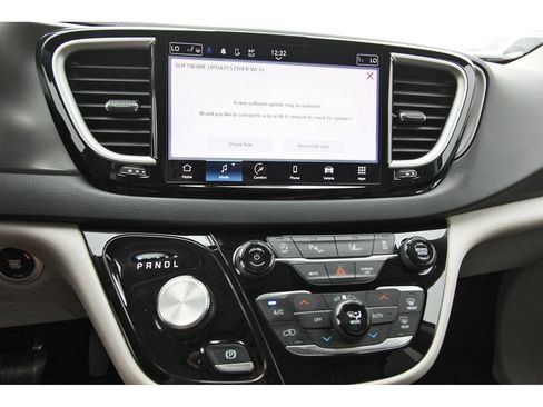 Used 2023 Chrysler Pacifica Touring-L image 22