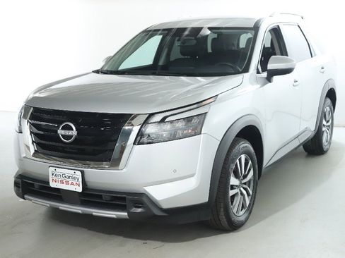 Certified 2025 Nissan Pathfinder SL image 4