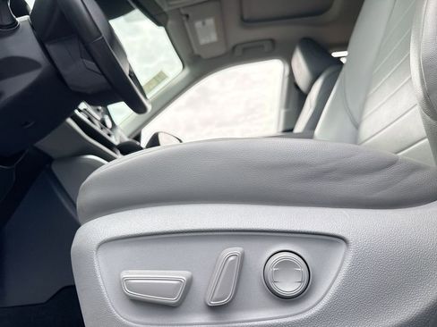 Used 2022 Toyota Highlander XLE AWD/4WD image 15