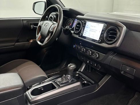 Used 2020 Toyota Tacoma TRD Sport AWD/4WD image 37