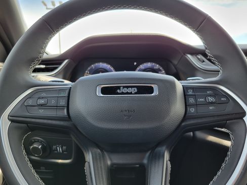 Used 2025 Jeep Grand Cherokee Laredo AWD/4WD image 9