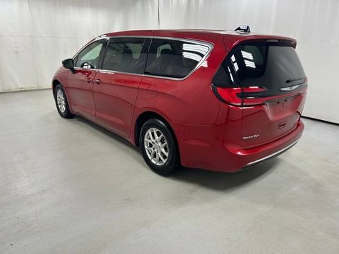 Used 2025 Chrysler Pacifica Select FWD image 7