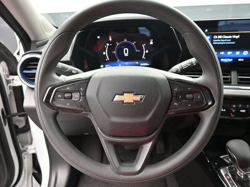 Used 2025 Chevrolet Trax LT FWD image 20