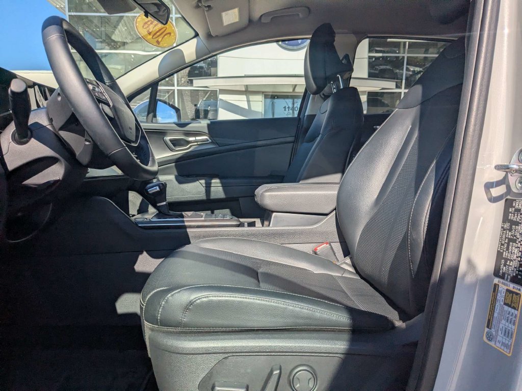 Used 2026 Kia Sportage EX FWD image 2