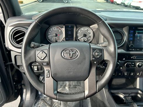 Used 2017 Toyota Tacoma TRD Off-Road w/ Premium & Technology Package image 12