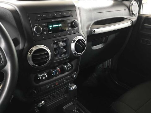 Used 2015 Jeep Wrangler Unlimited Rubicon w/ Connectivity Group AWD/4WD image 32
