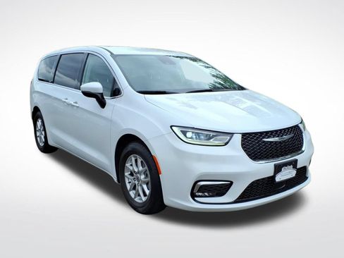 Used 2023 Chrysler Pacifica Touring-L FWD image 8