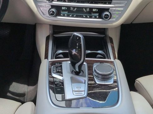 Used 2022 BMW 750i xDrive w/ Luxury Rear Seating Package AWD/4WD image 18