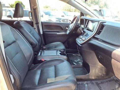 Used 2020 Toyota Sienna SE w/ SE Preferred Package FWD image 9