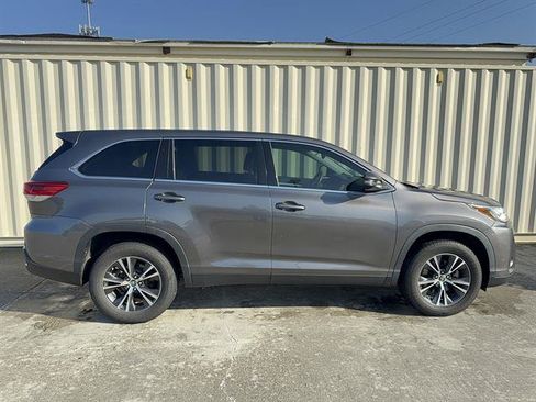 Used 2019 Toyota Highlander LE FWD image 2