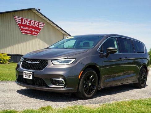 Used 2023 Chrysler Pacifica Touring-L FWD image 2
