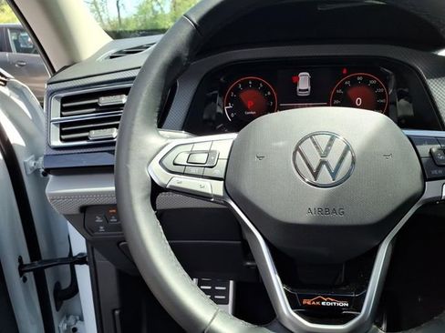 Used 2025 Volkswagen Atlas Peak Edition SE AWD/4WD image 28