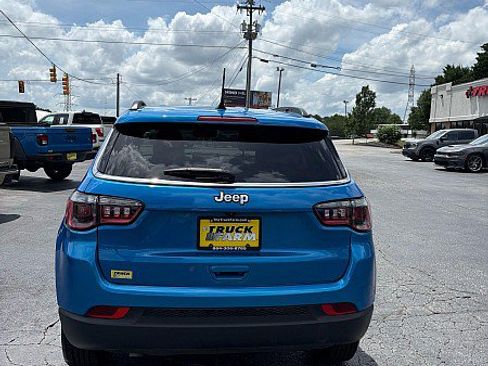 Used 2024 Jeep Compass Latitude AWD/4WD image 5