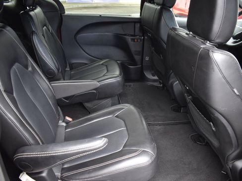 Used 2025 Chrysler Pacifica Select FWD image 16