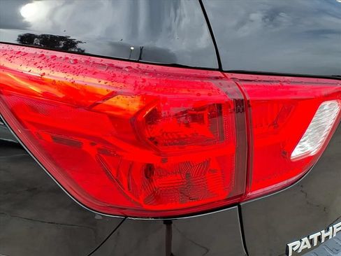 Used 2018 Nissan Pathfinder SV FWD image 12