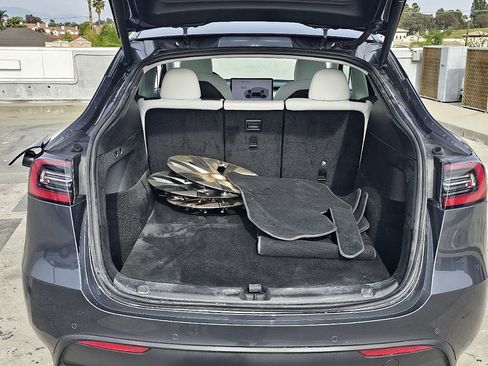 Used 2022 Tesla Model Y Long Range image 13