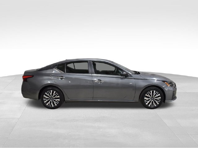 Used 2025 Nissan Altima 2.5 SV FWD image 12
